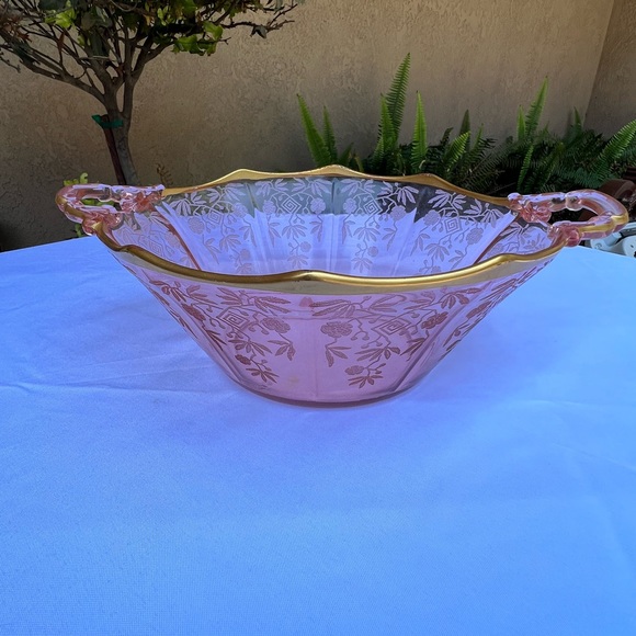 Pink depression glass etched bowl with gold trim - Picture 4 of 6